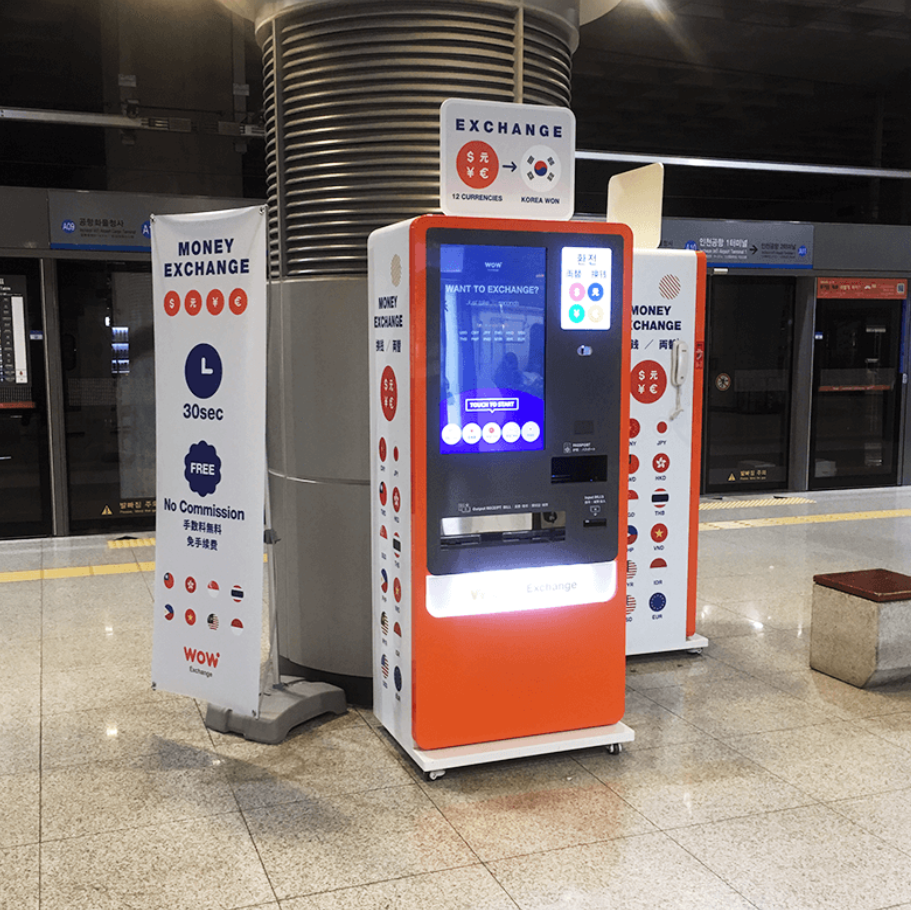 WOW Exchangeの両替機機が地下鉄の駅に設置され、換金の選択肢が表示されています