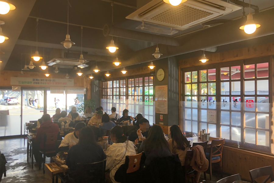 Hongdae Hongik Gejang Visit, people eating