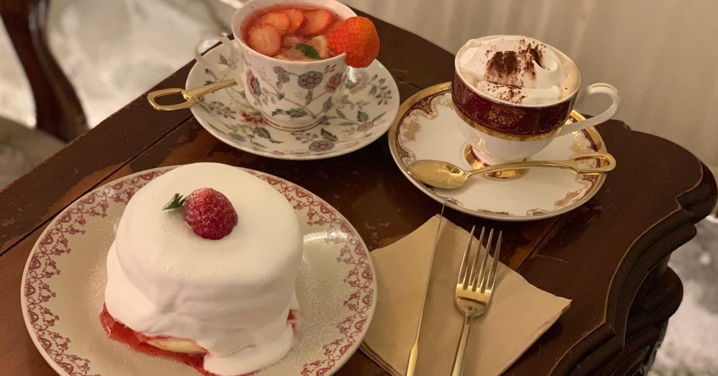 華麗的茶具和精緻的甜點，帶來優雅的下午茶時光。