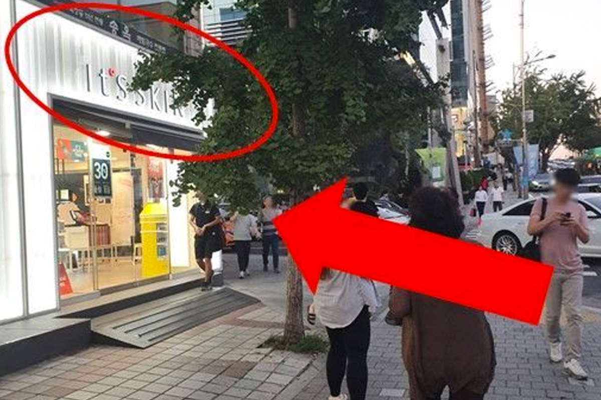 신사동 가로수길, 대로에서 왼쪽으로 방향 지시, 쇼핑몰 앞 도로.