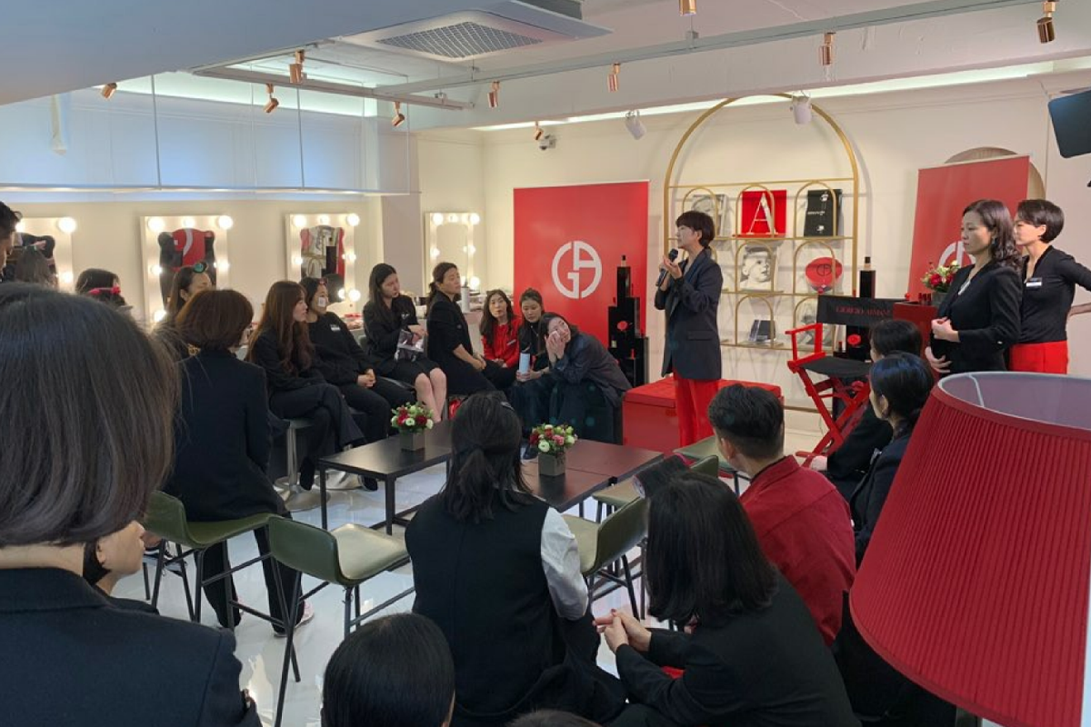 L Créer에서 Giorgio Armani 행사, 강의 중, 다수의 청중.