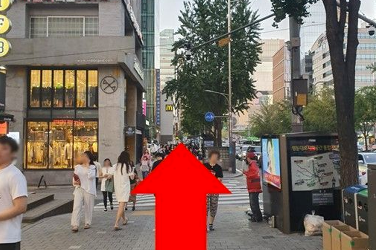 신사역 8번 출구, 서울 강남구, 대로변 보행자들 모습.