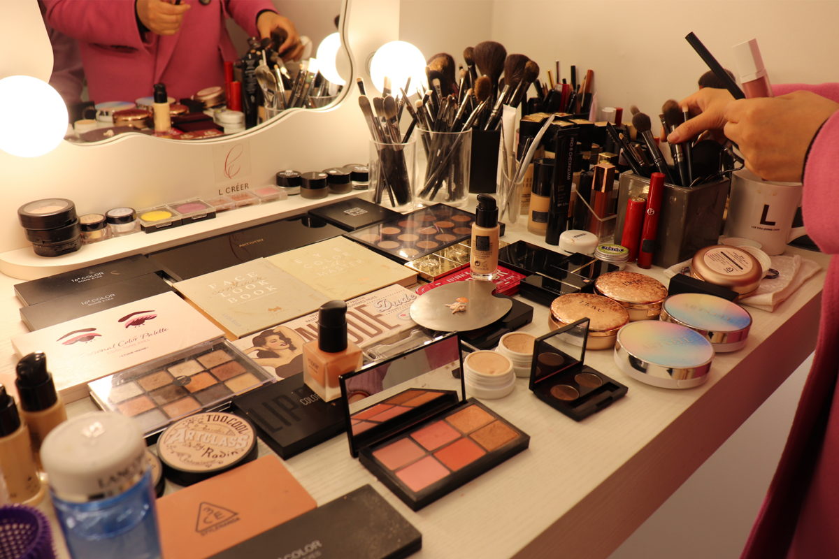 L Créer 메이크업 도구 테이블, 브러시와 화장품, 메이크업 팔레트 다수.