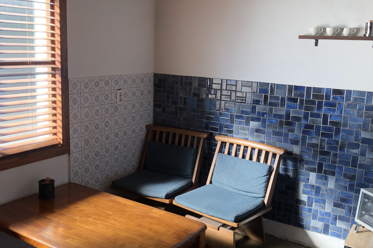 海雲台 TAGO 咖啡廳的來賓，享受著温暖的氣氛。