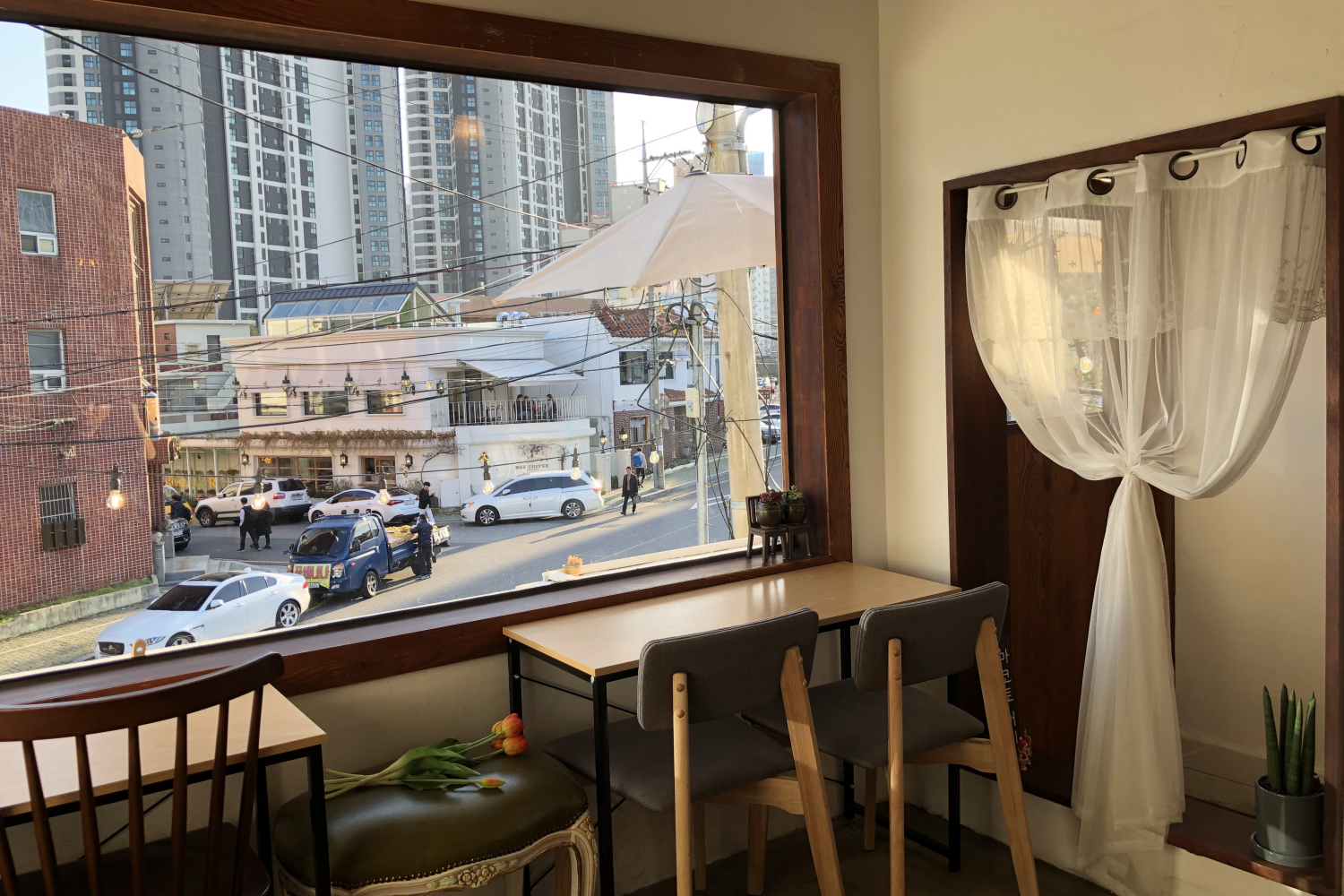 TAGO 咖啡廳創造出如同穿越時空的法式氛圍，設計得細膩與優雅。