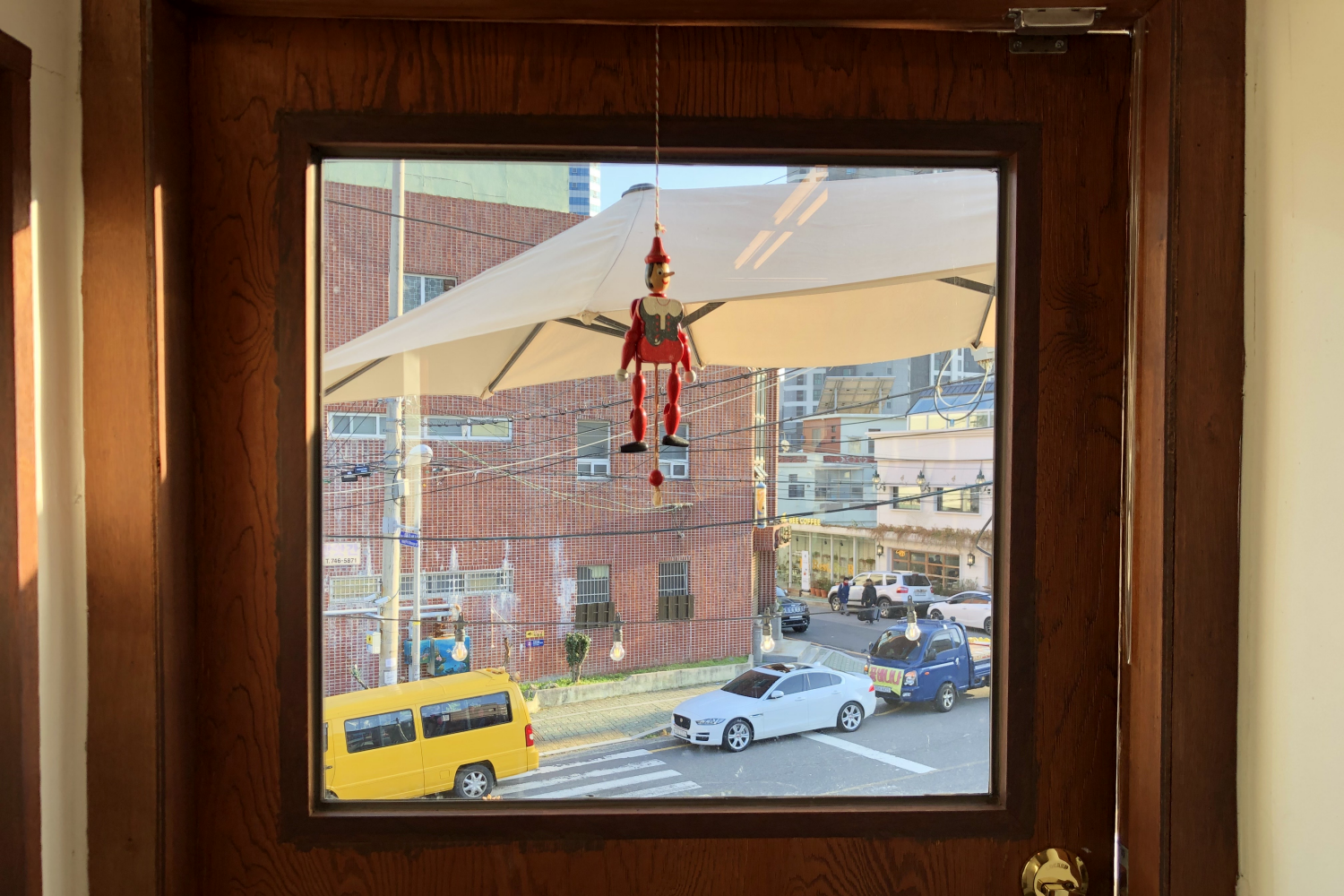 一杯裝載著精緻泡沫的奶咖啡，輕持的混合味道完美融合在一起。