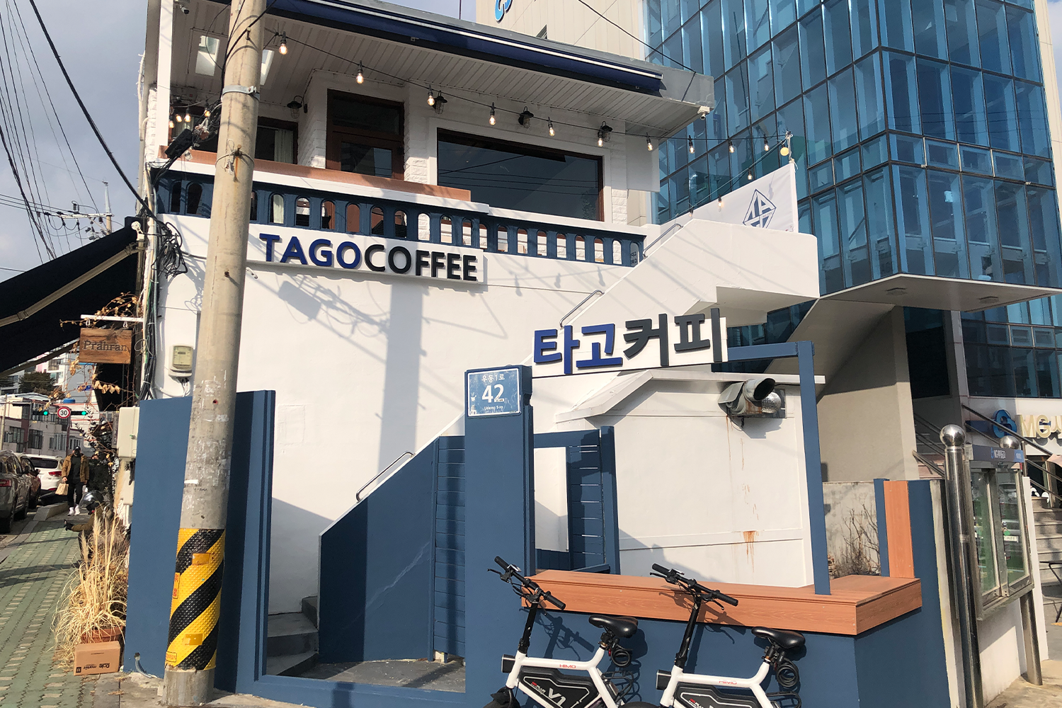 室內照的咖啡廳裝飾及擺設，陽光灑入帶來一絲温暖的氛圍。