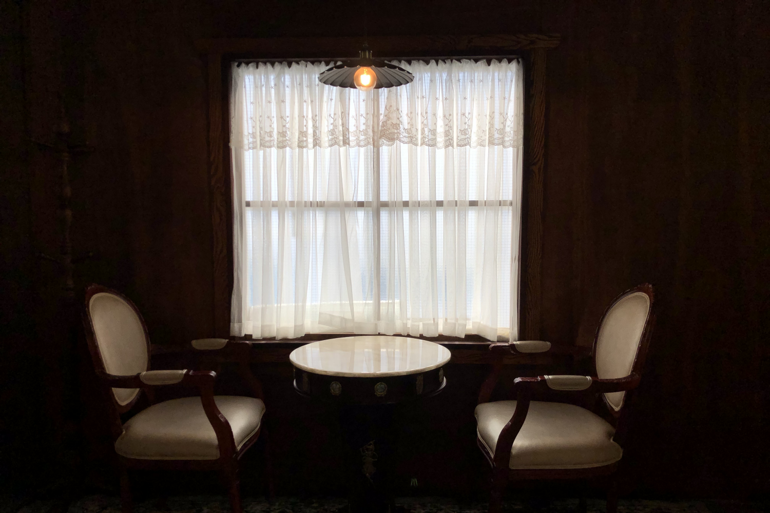 旭日光芒輕透窗户，地點放肆適合創造美好回憶。