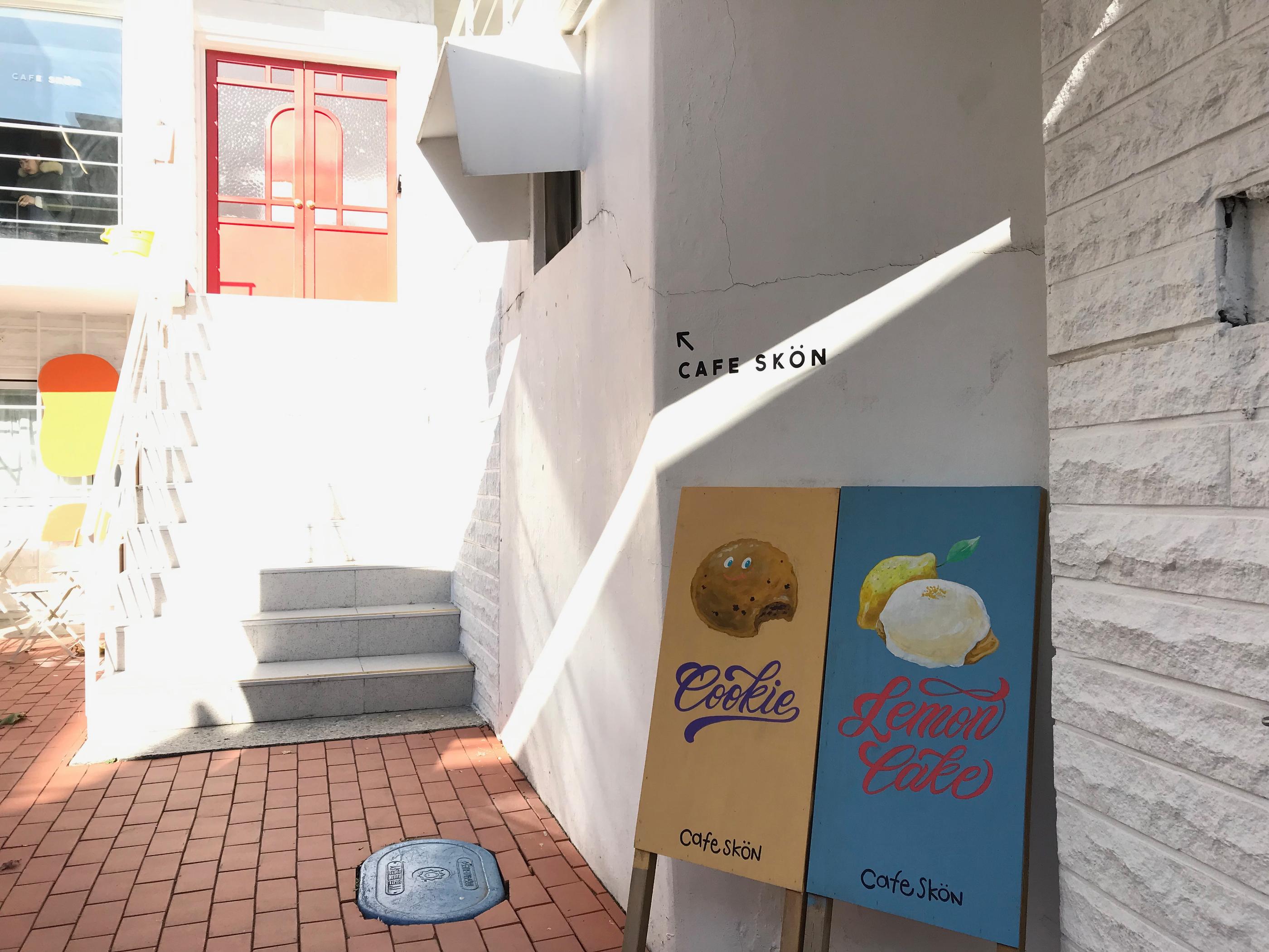 Cafe Skön, an ultra famous cafe in Hongdae that is well-known for its cute drinks and desserts