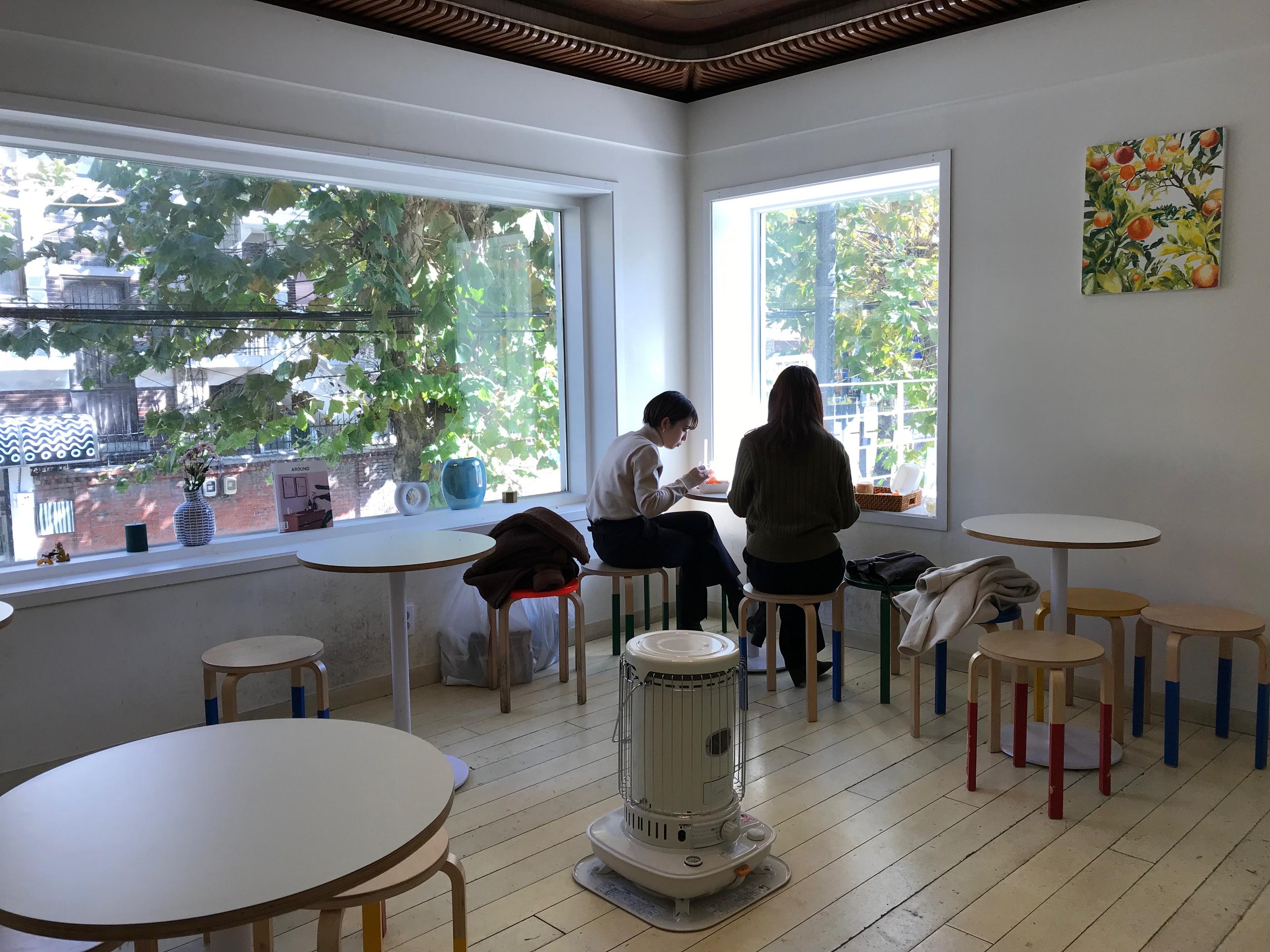 Cafe Skön, an ultra famous cafe in Hongdae that is well-known for its cute drinks and desserts