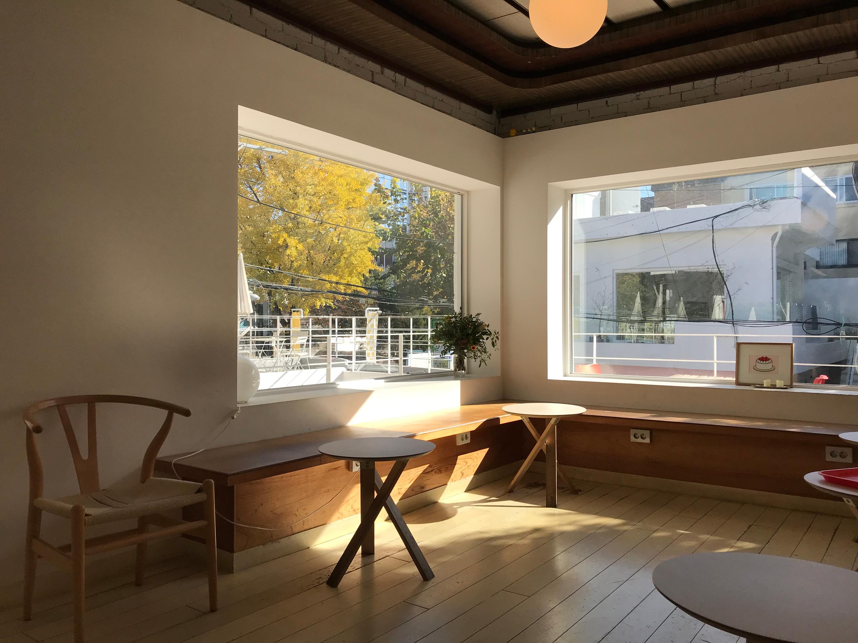 Cafe Skön, an ultra famous cafe in Hongdae that is well-known for its cute drinks and desserts