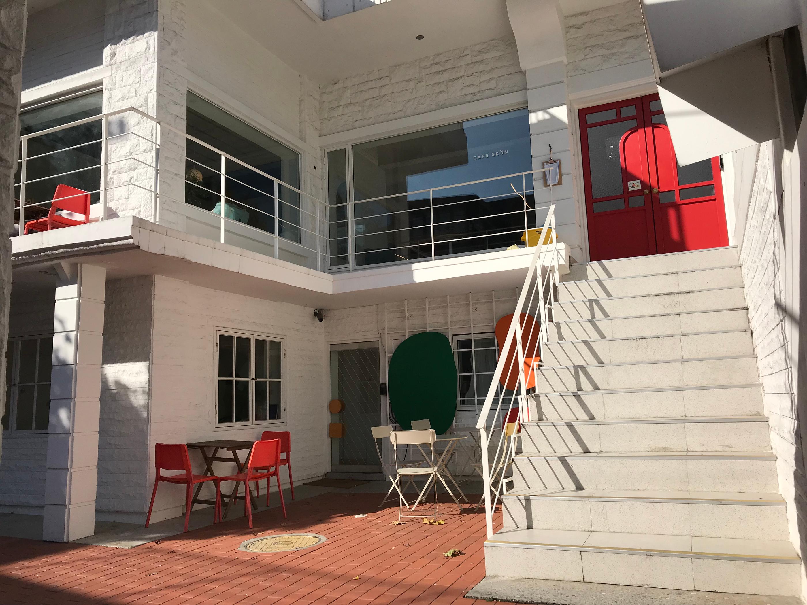 Cafe Skön, an ultra famous cafe in Hongdae that is well-known for its cute drinks and desserts