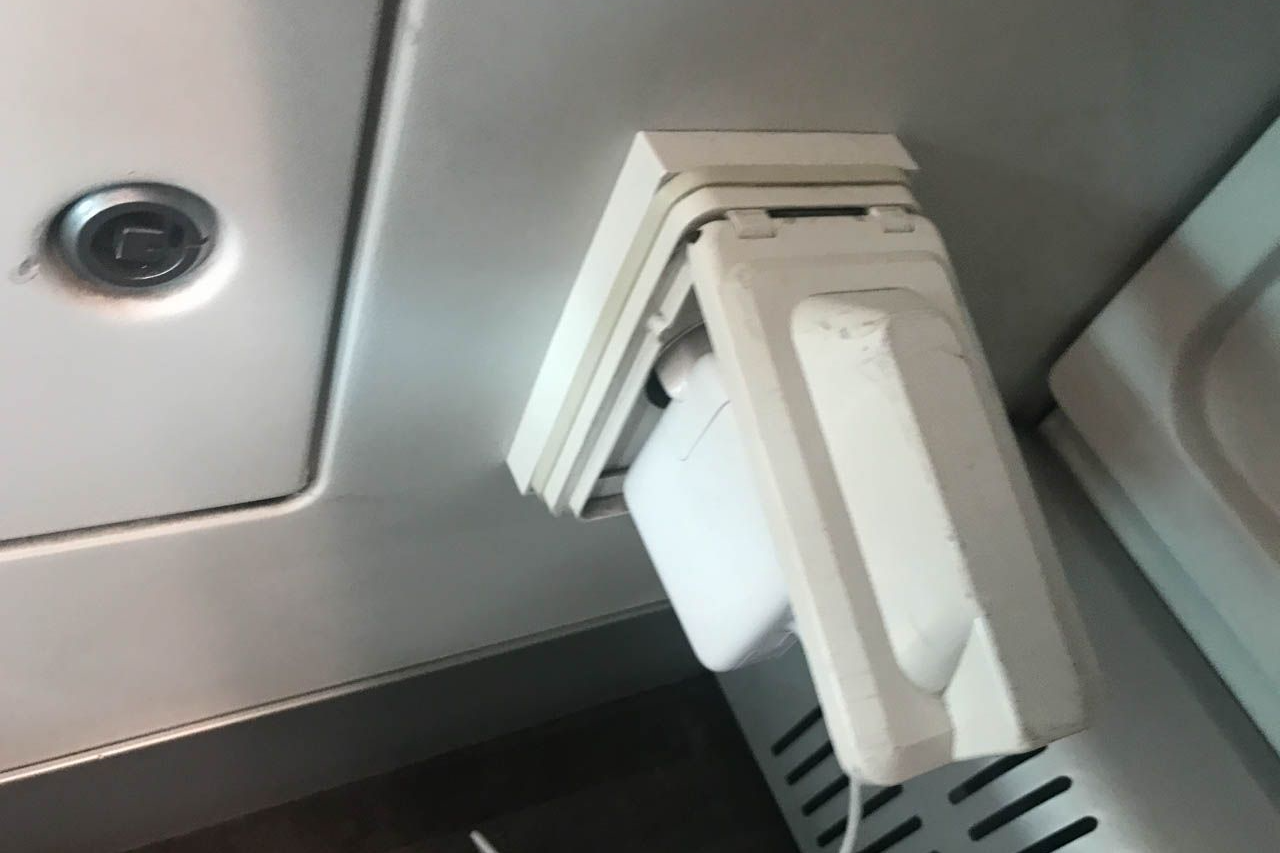 AREX直通列車内の電源コンセント。充電に便利で、旅行中に電子機器を使用する際に安心です。乗車中のあらゆるニーズに対応する韓国での快適な移動手段です。