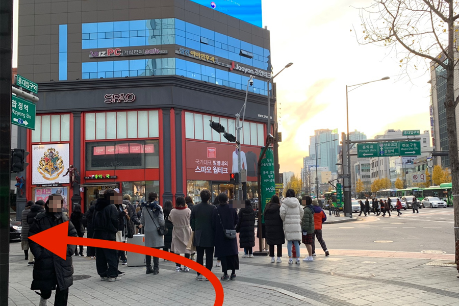 韓國首爾弘大區的街道轉角，旁邊是SPAO，此處為前往兔子停餐廳的路線