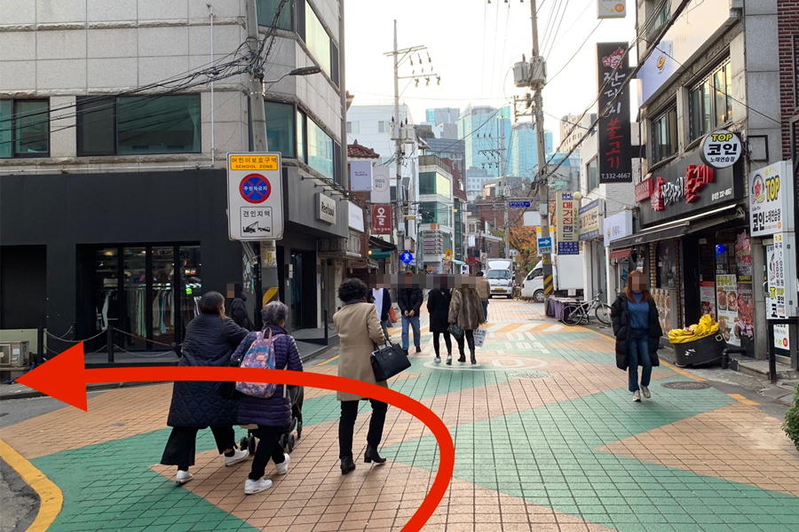 前往韓國首爾弘大兔子停餐廳的巷弄，從LUSH商店旁的街巷走進去