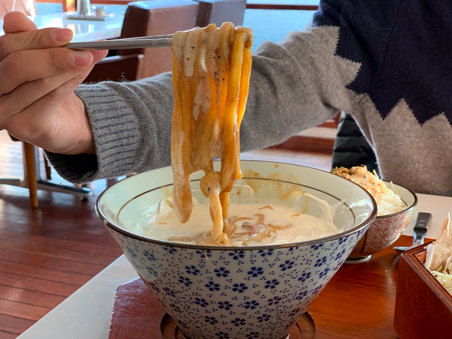 Mì udon cà ri kem (토끼정 크림 카페 우동) ở Tokkijung chi nhánh Hongdae 토끼정 홍대