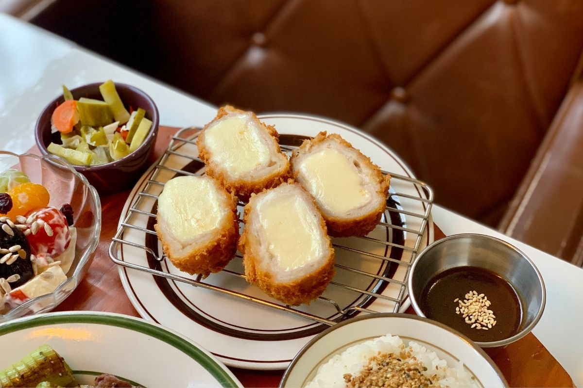 thịt heo chiên xù phô mai (치즈 카츠)  ở Tokkijung chi nhánh Hongdae 토끼정 홍대