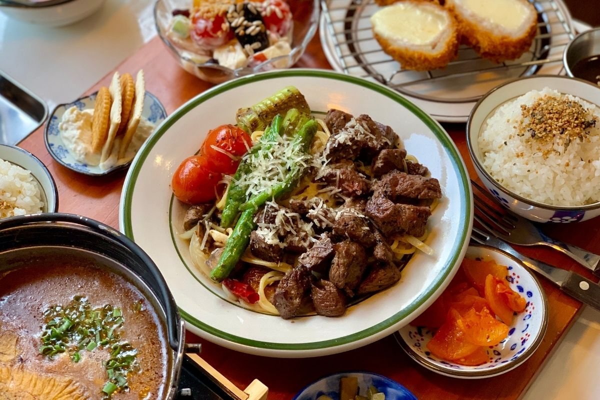 mì Ý bít tết (큐브 스테이크 오일 파스타) ở Tokkijung chi nhánh Hongdae 토끼정 홍대