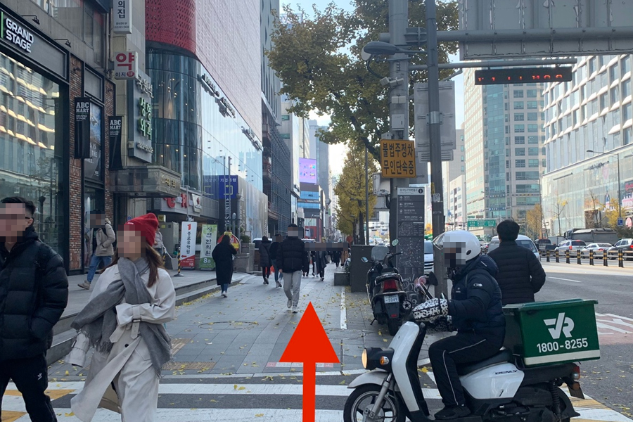 從韓國首爾弘大入口站9號出口步行至兔子停餐廳，沿著街道直行