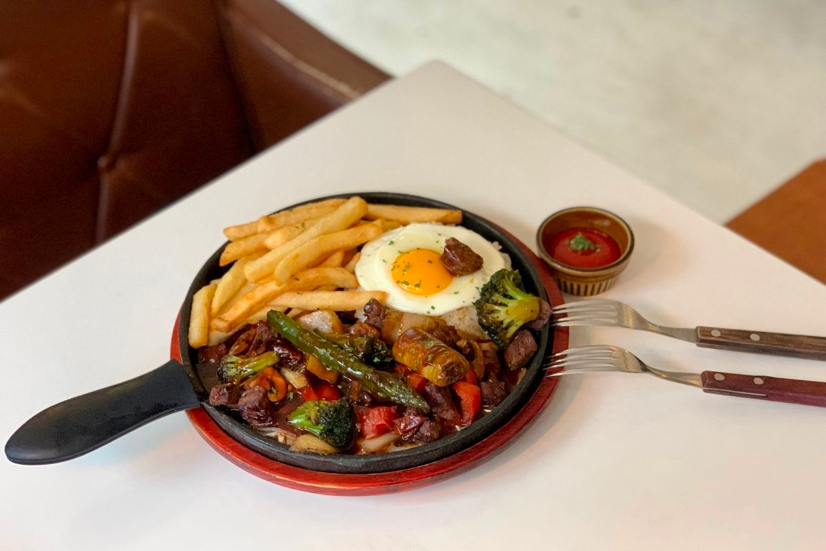 Bít tết chảo (철판 큐브 스테이크 정식) ở Tokkijung chi nhánh Hongdae 토끼정 홍대