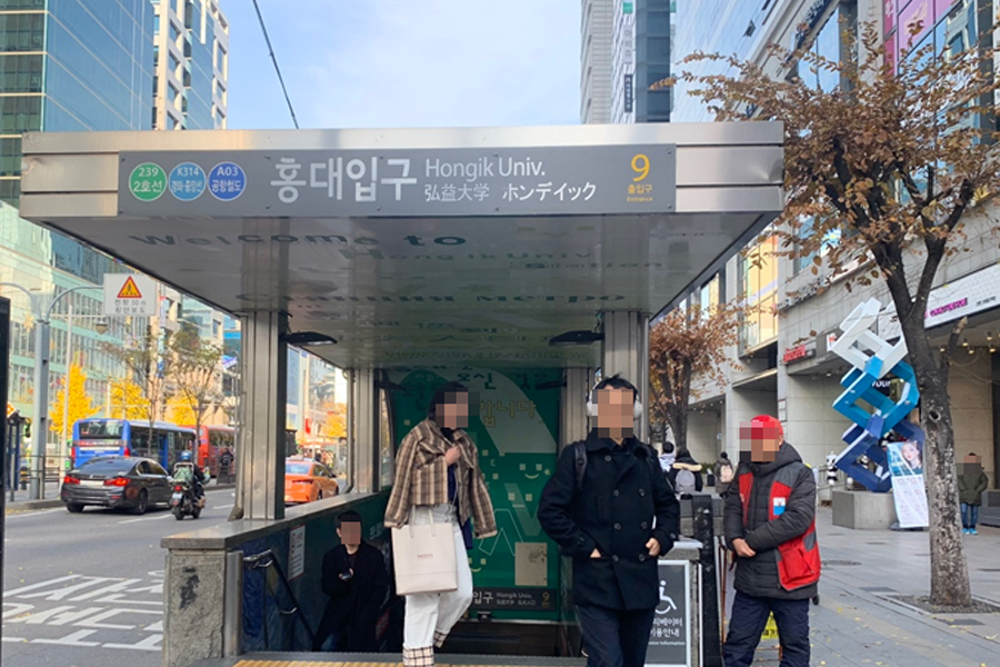 韓國首爾弘大入口站9號出口，人們行走於街道上，正在前往兔子停餐廳