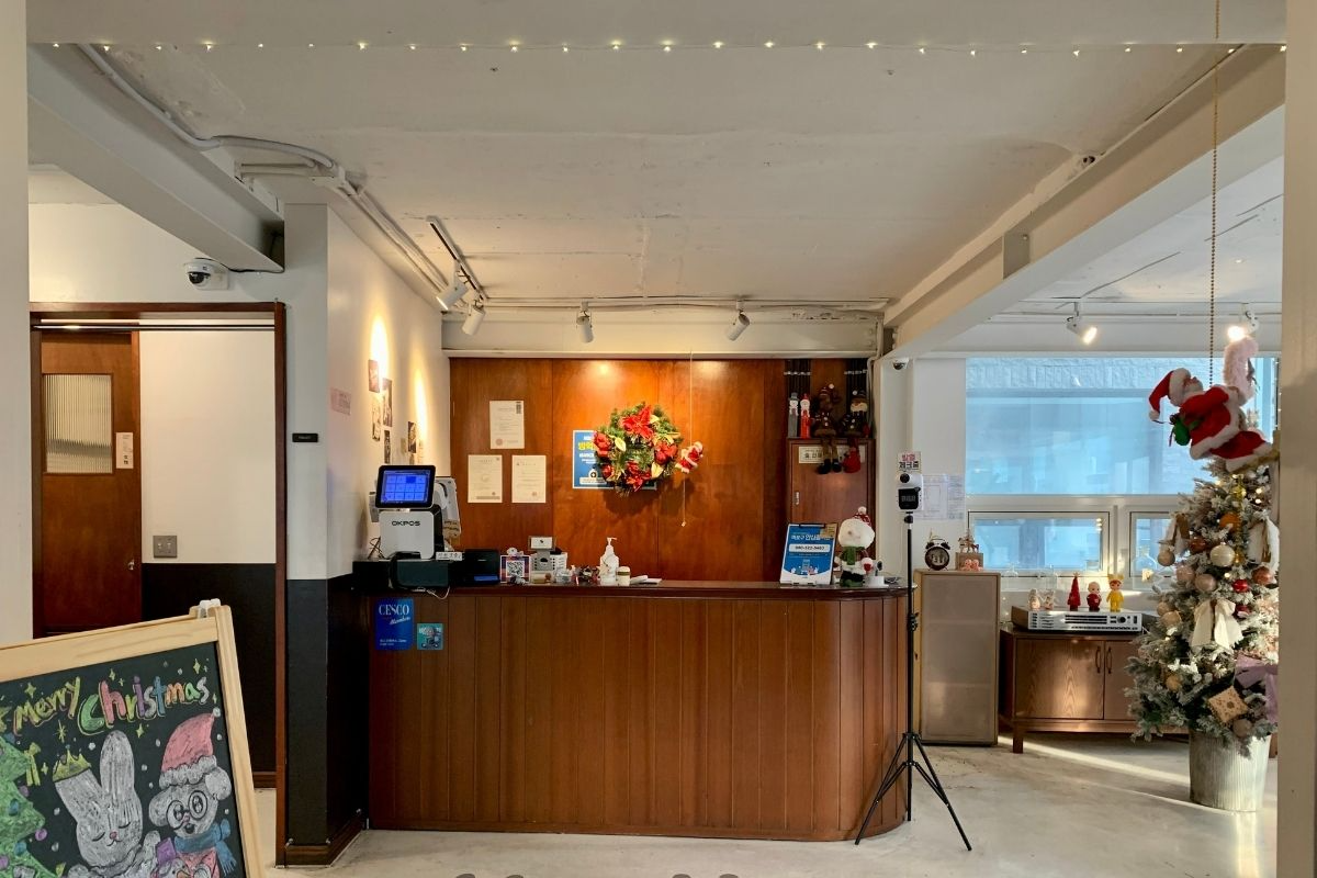 quầy lễ tân ở Tokkijung chi nhánh Hongdae 토끼정 홍대