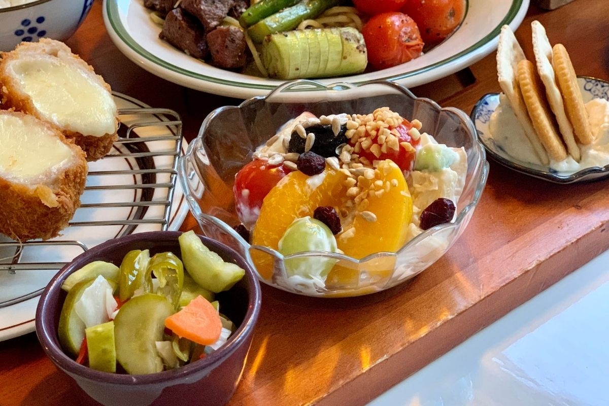 hoa quả và đồ ăn kèm ở Tokkijung chi nhánh Hongdae 토끼정 홍대