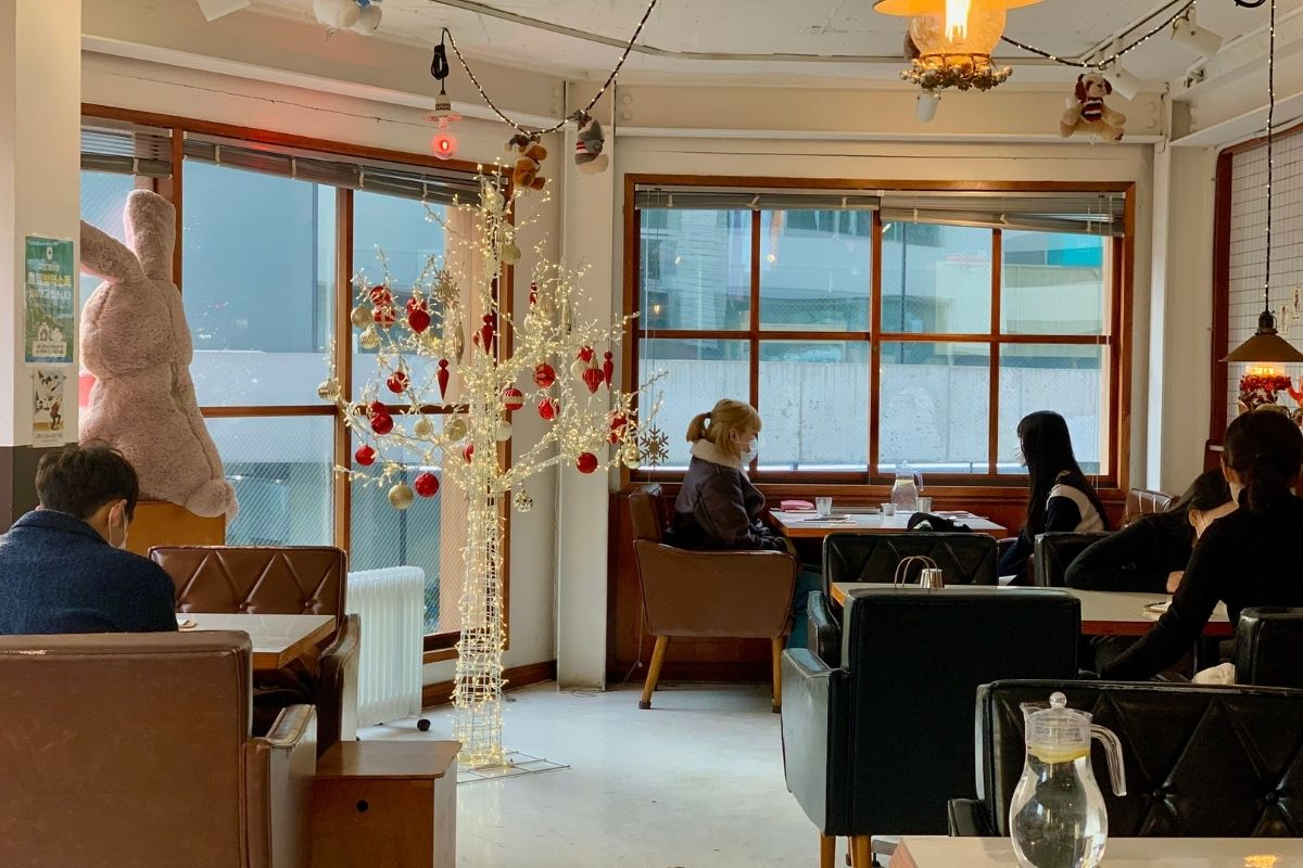 tầng 1 ở Tokkijung chi nhánh Hongdae 토끼정 홍대