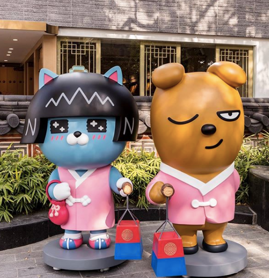 หมู่บ้านจอนจูฮันอกก็มี Kakao Friends! ซึ่งเป็นสาขาใหญ่ที่พึ่งเปิดใหม่ คุณสามารถที่จะซื้อสินค้า "จอนจู ลิมิเตด" ได้ด้วย