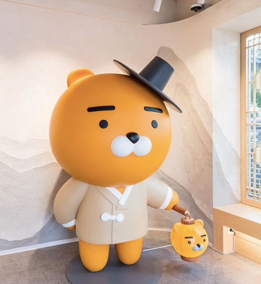 หมู่บ้านจอนจูฮันอกก็มี Kakao Friends! ซึ่งเป็นสาขาใหญ่ที่พึ่งเปิดใหม่ คุณสามารถที่จะซื้อสินค้า "จอนจู ลิมิเตด" ได้ด้วย