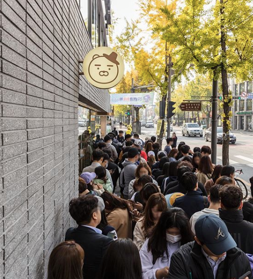 หมู่บ้านจอนจูฮันอกก็มี Kakao Friends! ซึ่งเป็นสาขาใหญ่ที่พึ่งเปิดใหม่ คุณสามารถที่จะซื้อสินค้า "จอนจู ลิมิเตด" ได้ด้วย