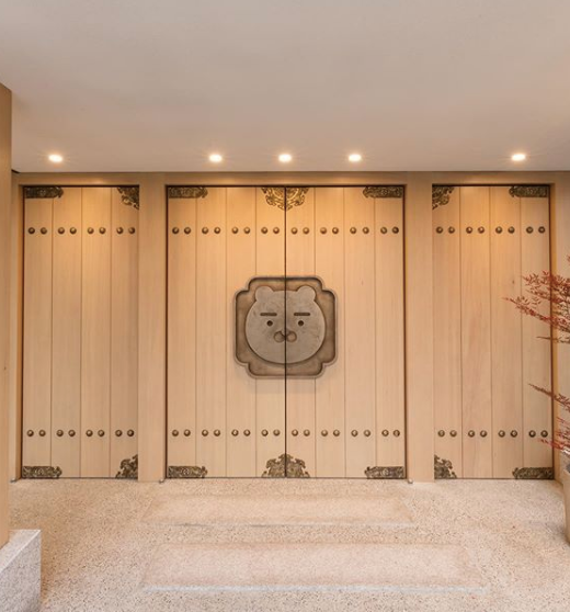 หมู่บ้านจอนจูฮันอกก็มี Kakao Friends! ซึ่งเป็นสาขาใหญ่ที่พึ่งเปิดใหม่ คุณสามารถที่จะซื้อสินค้า "จอนจู ลิมิเตด" ได้ด้วย