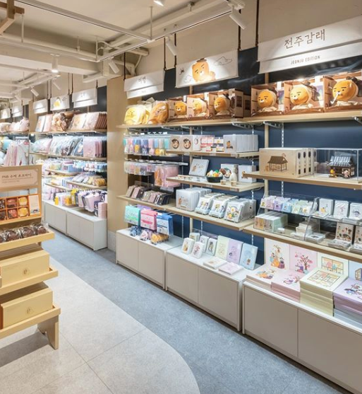 หมู่บ้านจอนจูฮันอกก็มี Kakao Friends! ซึ่งเป็นสาขาใหญ่ที่พึ่งเปิดใหม่ คุณสามารถที่จะซื้อสินค้า "จอนจู ลิมิเตด" ได้ด้วย