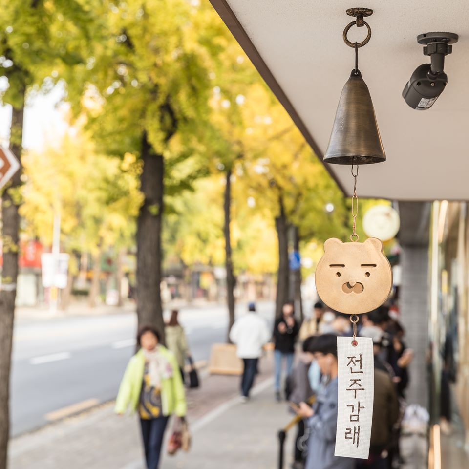 หมู่บ้านจอนจูฮันอกก็มี Kakao Friends! ซึ่งเป็นสาขาใหญ่ที่พึ่งเปิดใหม่ คุณสามารถที่จะซื้อสินค้า "จอนจู ลิมิเตด" ได้ด้วย