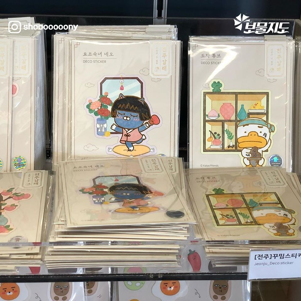 หมู่บ้านจอนจูฮันอกก็มี Kakao Friends! ซึ่งเป็นสาขาใหญ่ที่พึ่งเปิดใหม่ คุณสามารถที่จะซื้อสินค้า "จอนจู ลิมิเตด" ได้ด้วย