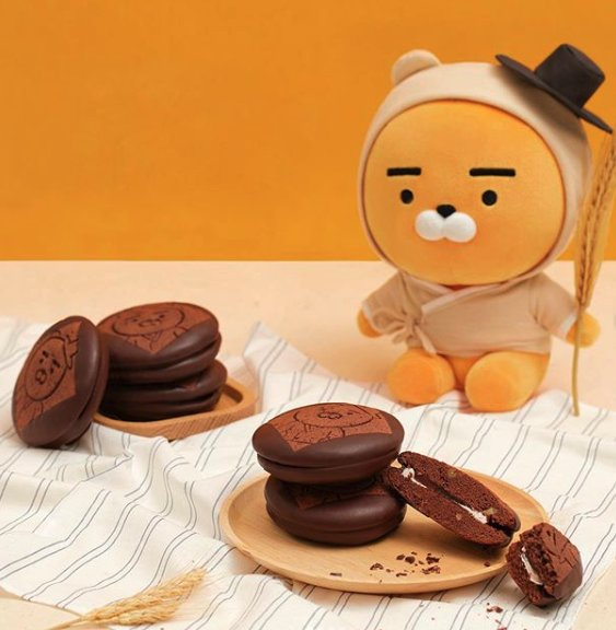 หมู่บ้านจอนจูฮันอกก็มี Kakao Friends! ซึ่งเป็นสาขาใหญ่ที่พึ่งเปิดใหม่ คุณสามารถที่จะซื้อสินค้า "จอนจู ลิมิเตด" ได้ด้วย