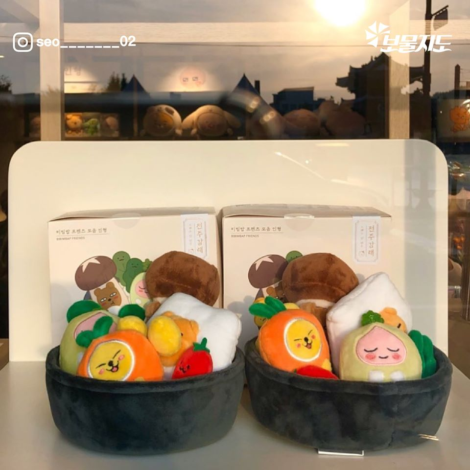 หมู่บ้านจอนจูฮันอกก็มี Kakao Friends! ซึ่งเป็นสาขาใหญ่ที่พึ่งเปิดใหม่ คุณสามารถที่จะซื้อสินค้า "จอนจู ลิมิเตด" ได้ด้วย