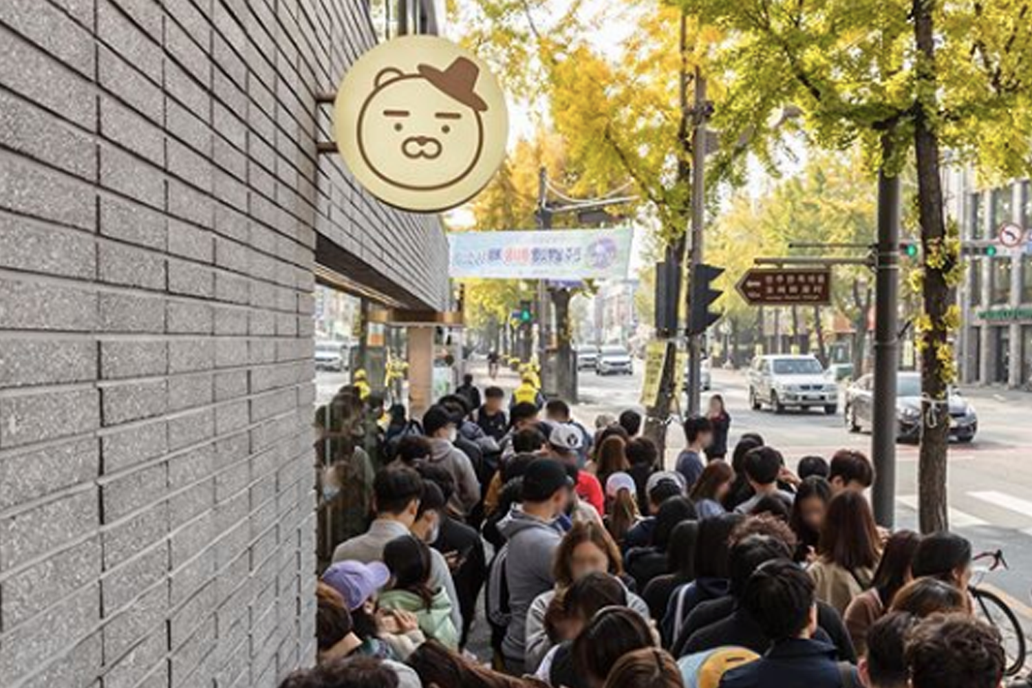 韓屋風格的建築外排著長長的隊伍，參觀者在等待進入全州Kakao Friends商店，顯示其受歡迎程度。