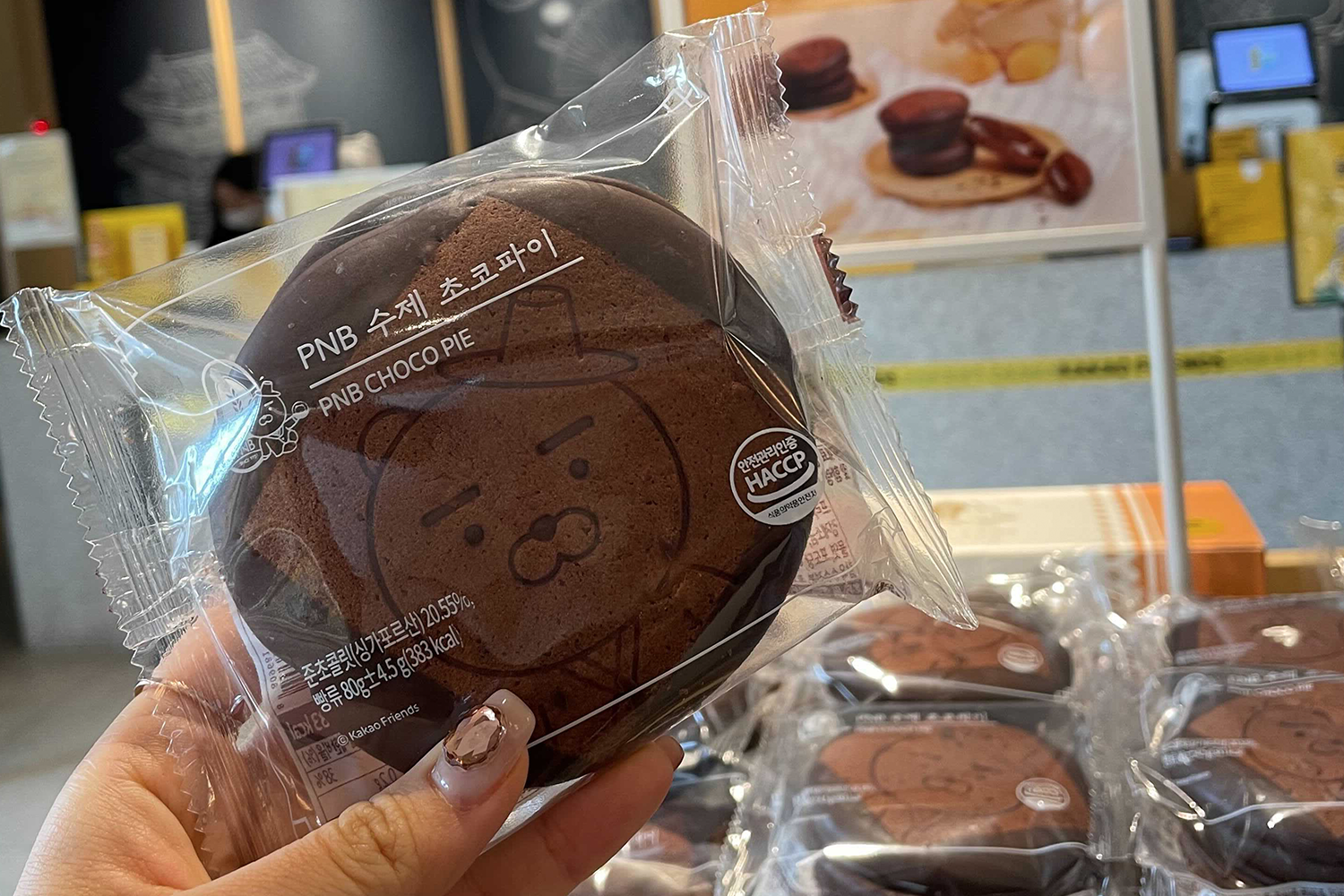 PNB傳統巧克力派包裝上印有Kakao Friends角色，將全州地方特產與角色品牌結合成特別版商品。