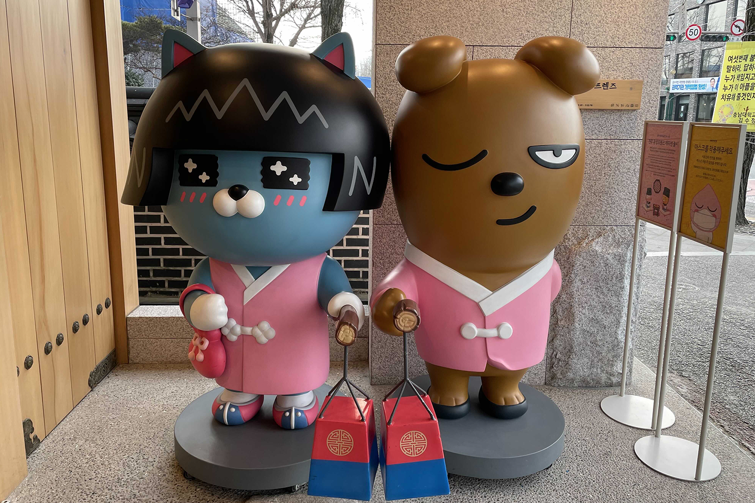全州Kakao Friends商店入口處的兩個大型角色雕塑，分別身穿韓服與傳統燈籠，迎接每一位來訪的顧客。
