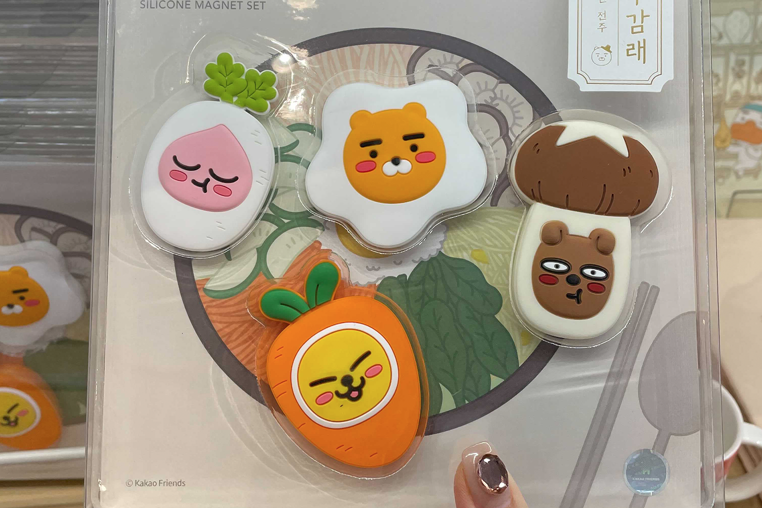 造型獨特的矽膠磁鐵設計成Kakao角色的玩偶，將進入全州Kakao Friends商店的可愛氛圍帶回家。