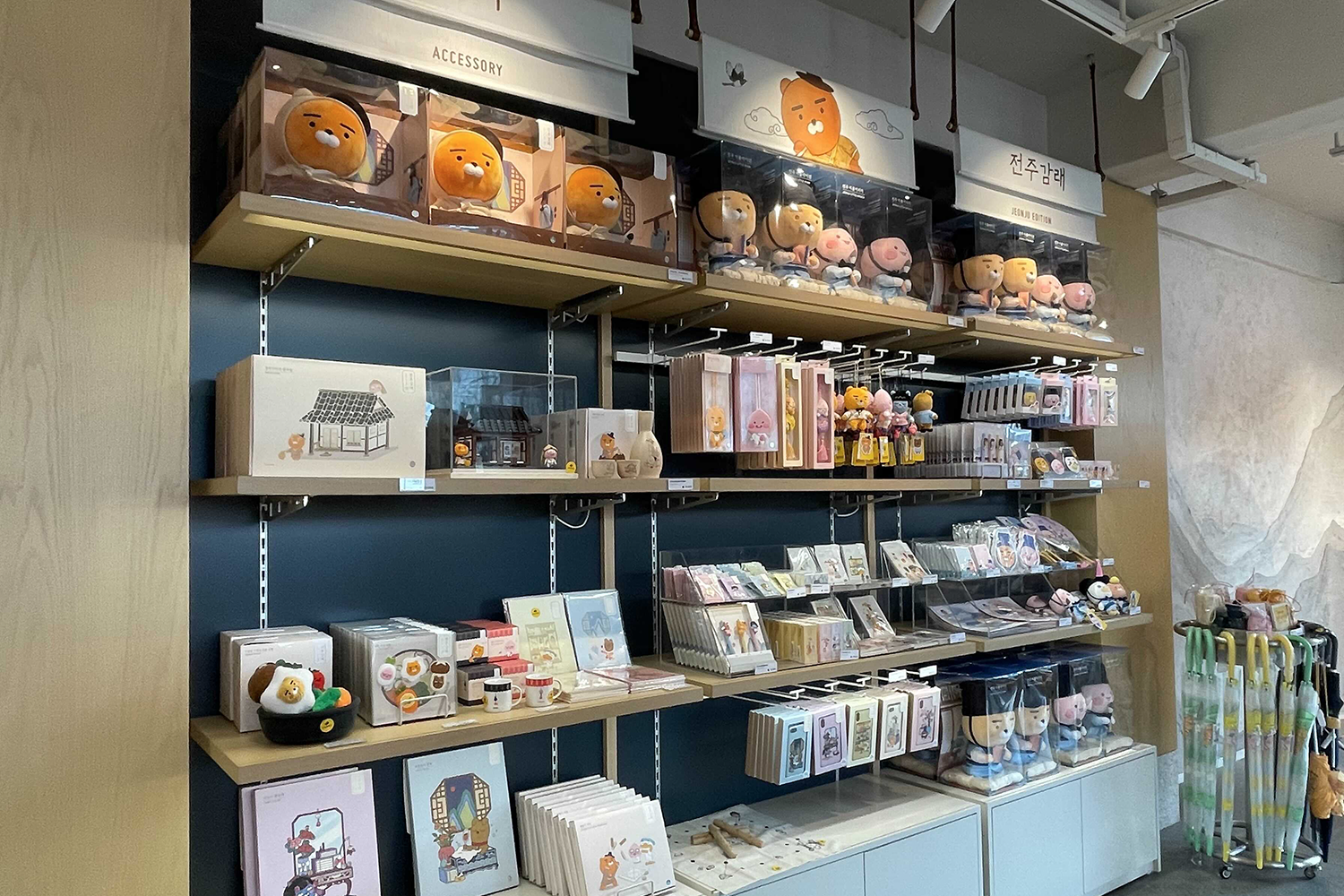 店內展示著一系列全州限定的Kakao Friends商品，包含韓屋模型、周邊紀念品，彰顯出全州地方的獨特風格。