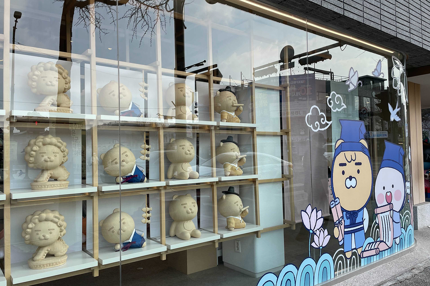 展示窗裡擺放著一系列身穿韓服的Kakao Friends公仔，展現出他們在全州店的獨特魅力和文化風貌。