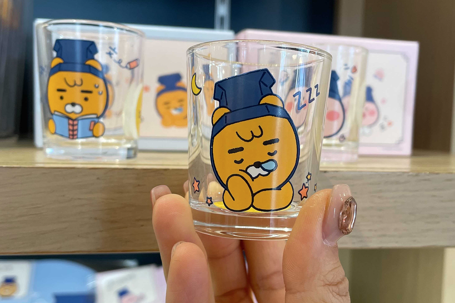 Bibbimbap Kakao角色造型的燒酒杯，是韓國特色與現代藝術的完美結合，充滿地方特色和創意。