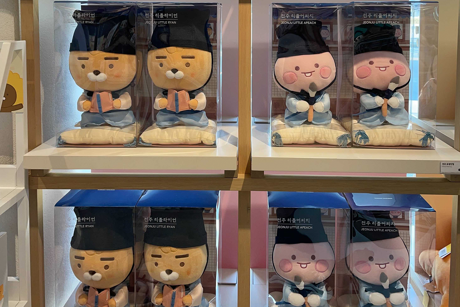 Kakao Friends布偶骨董展示著韓服裝扮，用可愛的方式緊密連結著全州風情和角色魅力。