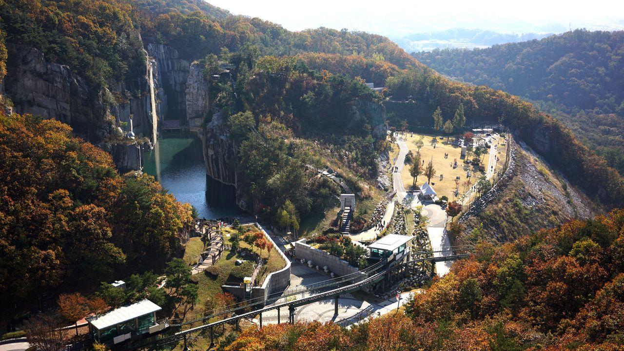 ภาพบรรยากาศอันงดงามของพอชอนในฤดูใบไม้ร่วง ที่ประกอบไปด้วยทิวเขาและแม่น้ำอันเงียบสงบ