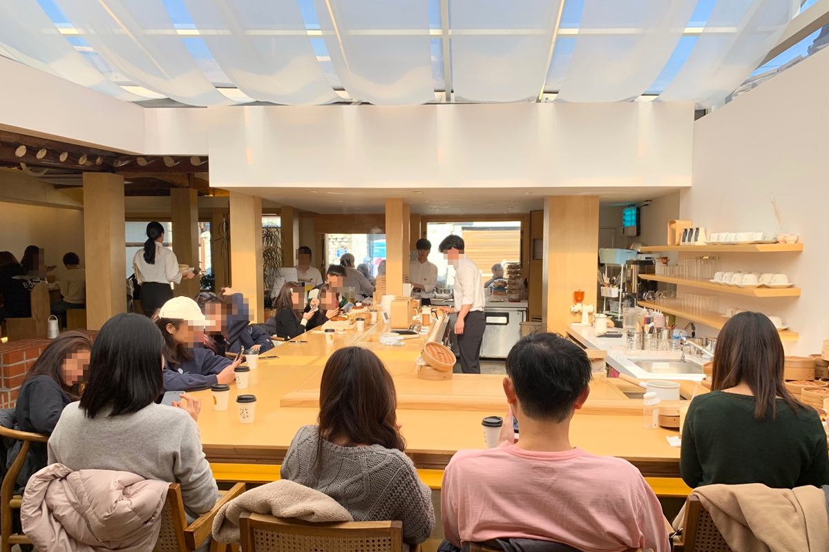 익선동 MIL Toast House의 바에서 손님들이 음료와 음식을 즐기는 모습