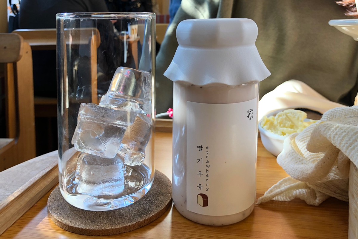 밀 토스트 하우스에서 제공되는 딸기우유, 투명한 유리잔과 함께 나란히 놓여 있는 모습