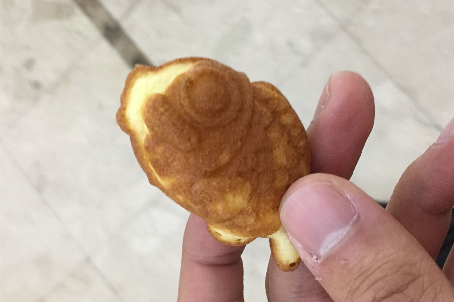 這是手中拿著的韓國地道小吃鯉魚餅，通常在地鐵站出售，銷售算數量，價格便宜，是飢餓時的最好選擇。