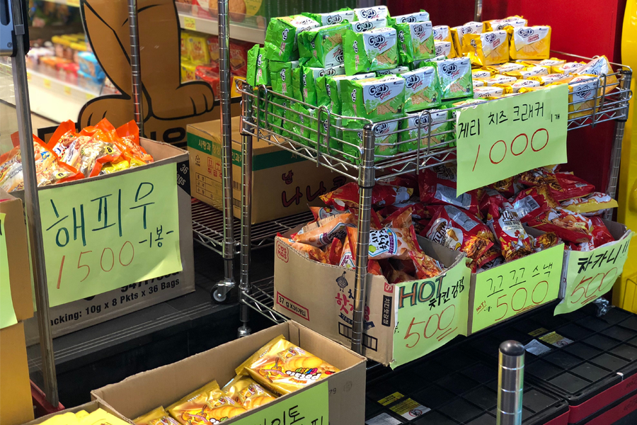 韓國商圈內擺放著各色即期零食和點心的零售商店，價格便宜，與便利商店選擇不同，是喜歡小吃的顧客天堂。